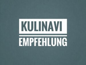 KULINAVI Empfehlung Badge in Rot auf schwarzem Hintergrund, minimalistisch gestaltet