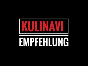 KULINAVI Empfehlung Badge in Rot auf schwarzem Hintergrund, minimalistisch gestaltet